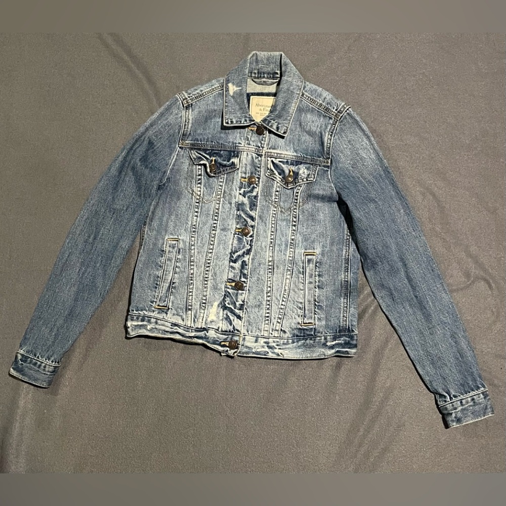 Abercrombie Fitch jean jacket women’s size small EUC blue‎